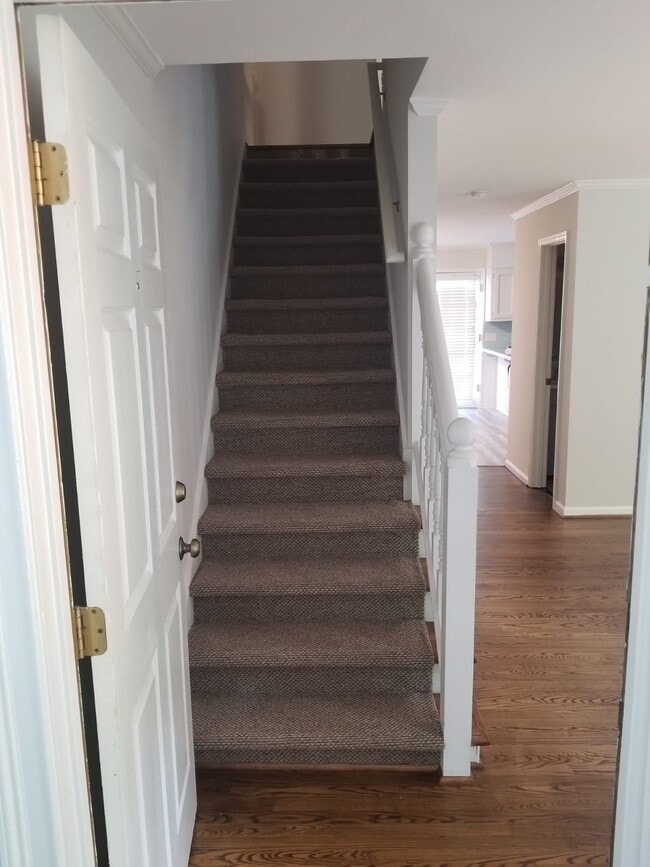 Stairs leading to bedrooms - 783 N Parkwood Rd