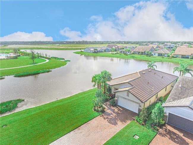 Building Photo - 237 SE Longview Dr