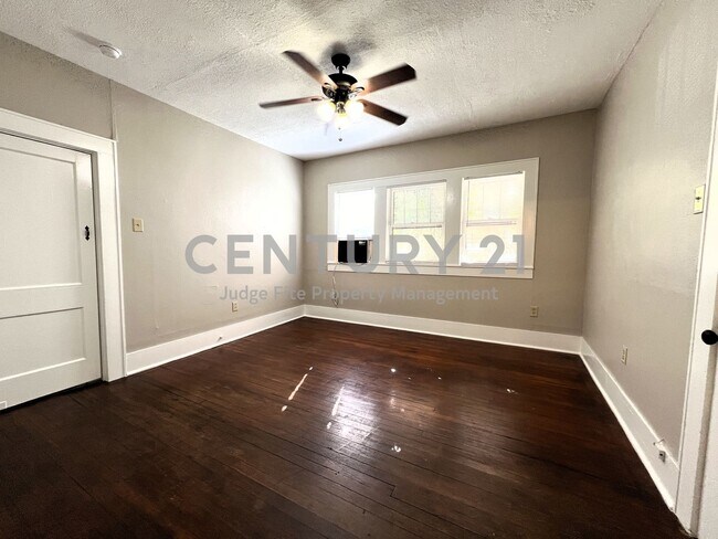 Building Photo - Cute 1/1 Duplex Just Minutes from Campus R...
