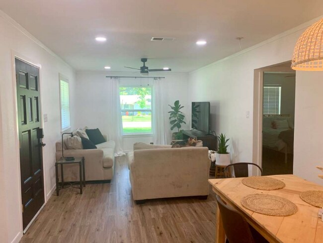 Building Photo - 310 Milam St