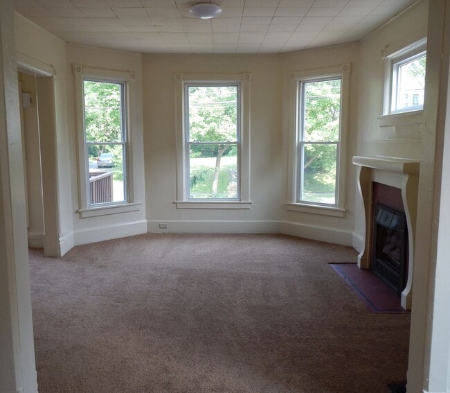 Foto del edificio - Bright  Second Floor Flat Around Corner Fr...