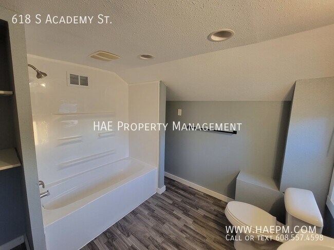 Building Photo - 618 S Academy St.