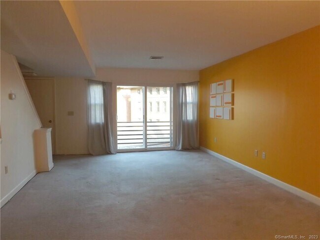 Foto del edificio - 124 Maple Ave