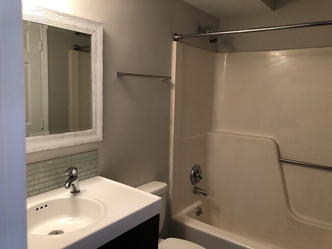 Foto del edificio - 718 N Poplar St