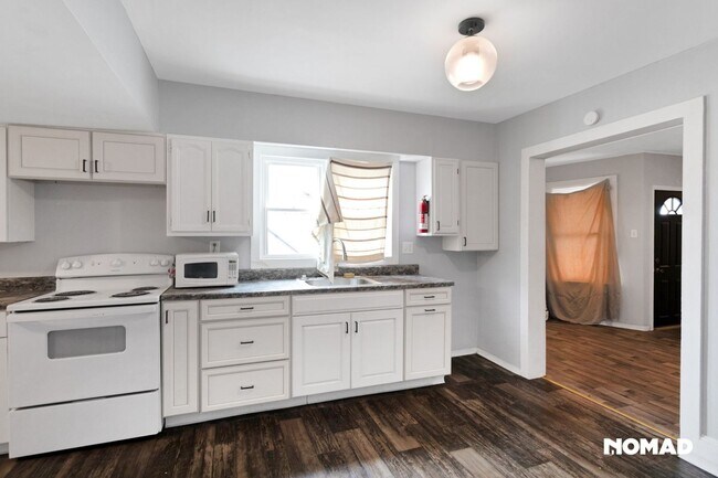 Foto del edificio - Charming 2BR Duplex in Salem