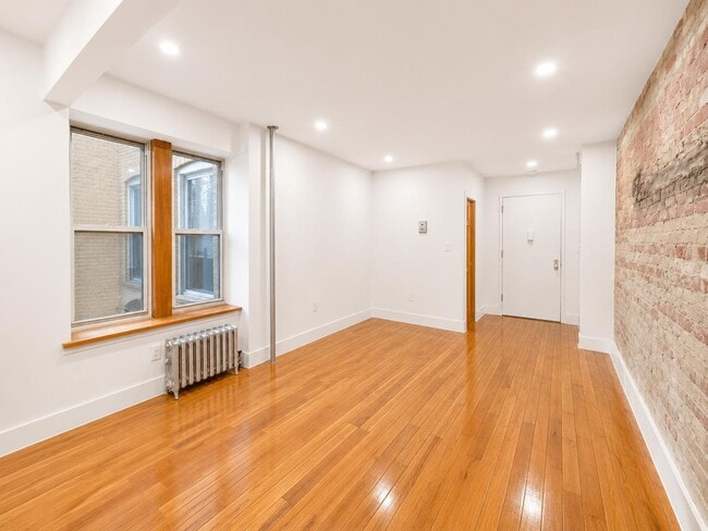 Building Photo - 175 Pinehurst Ave