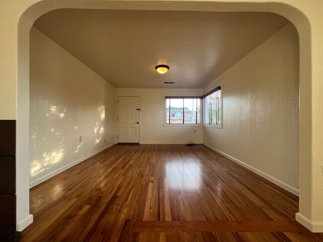 Foto del edificio - Pet Friendly! 2 Bed, 1 Bath Home with a Fu...