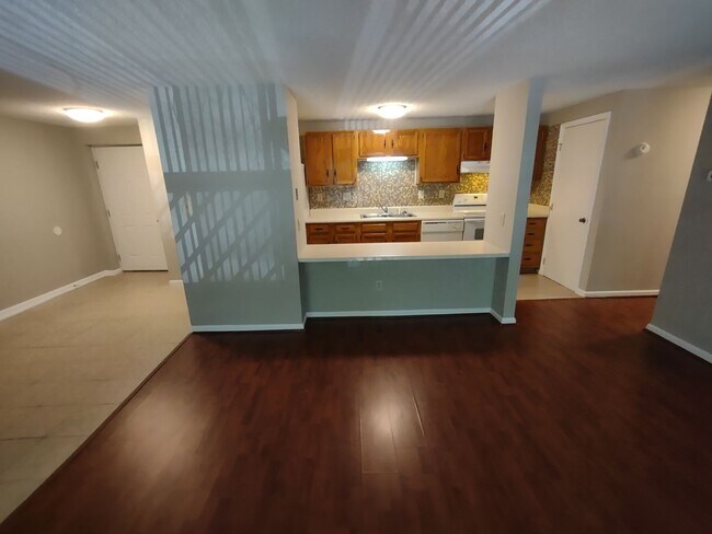 Building Photo - Move in ready condo in the UNCC area!