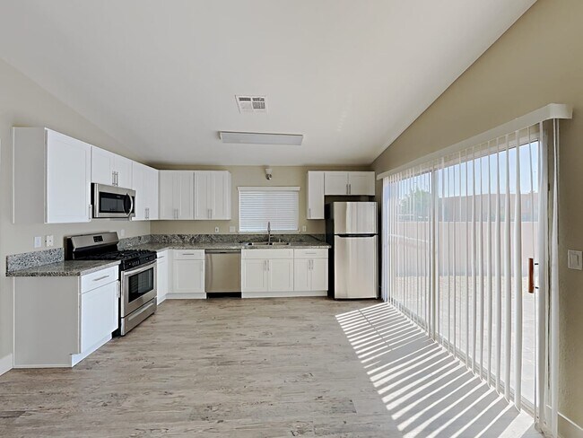 Foto del edificio - 6357 Greyhawk Ave