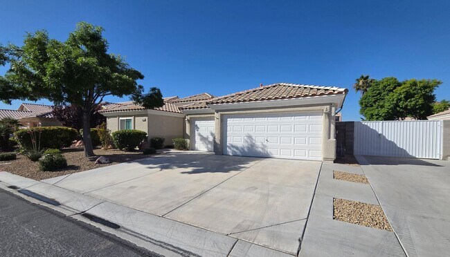 Foto del edificio - Gated Single-Story Home with Heated Pool, RV Parking & 3-Car Garage