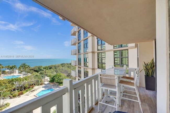 Foto del edificio - 1121 Crandon Blvd