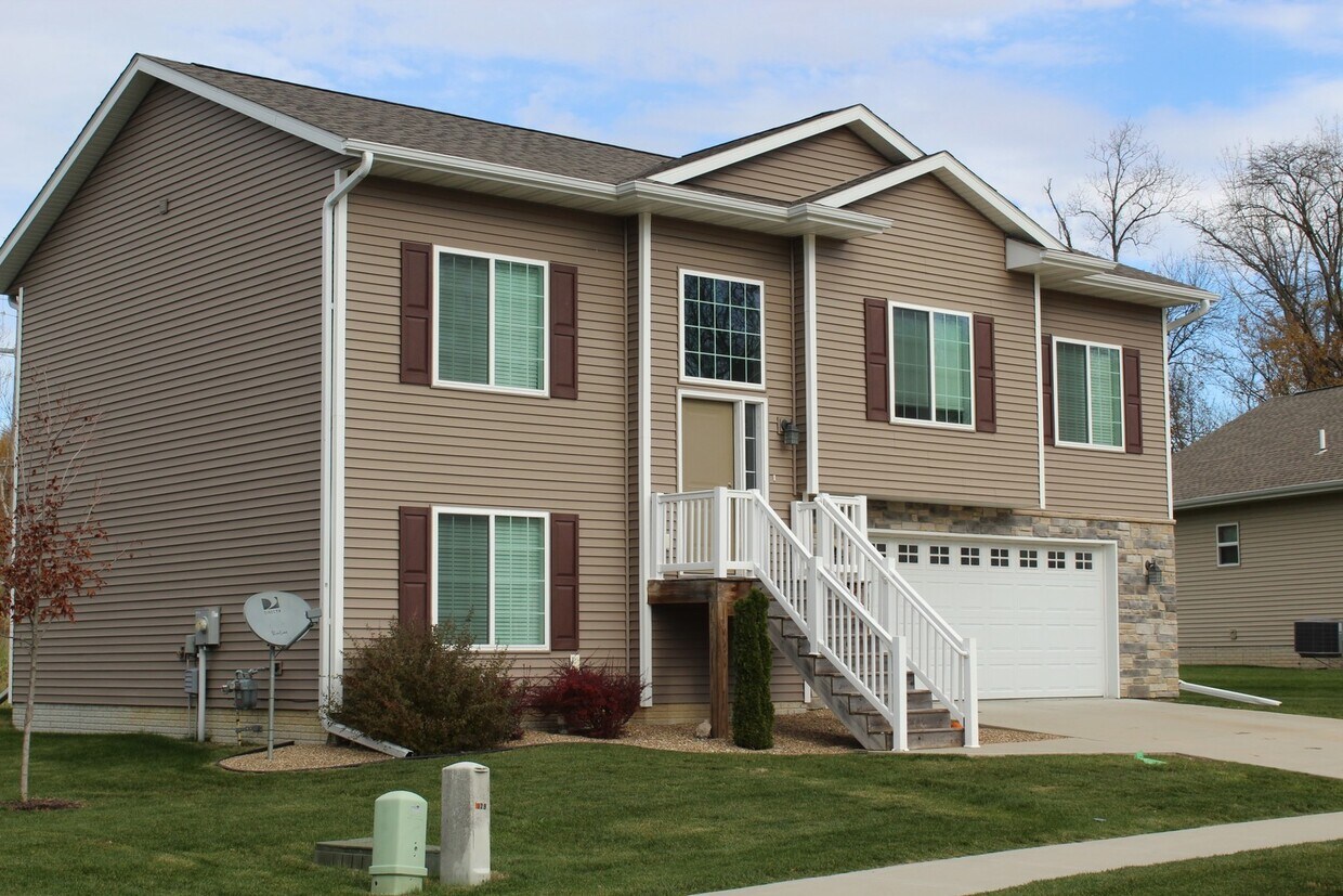 Foto principal - 4 Bedroom, 3 bath close to University.