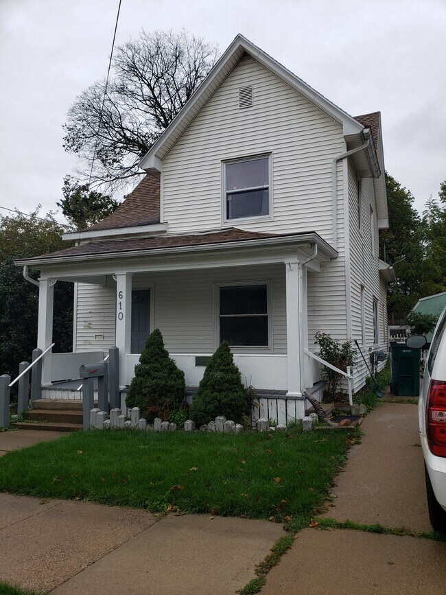Building Photo - 610 N Sycamore St