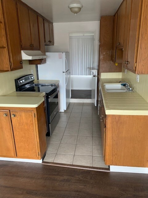 901-4 Kitchen - 901 N Cedar St