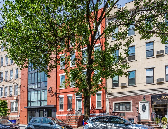 Building Photo - 320 Madison St