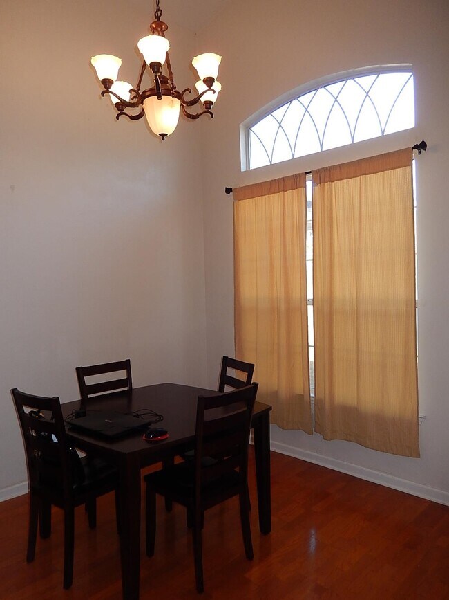 Foto del edificio - 2230 Glen Julia Rd