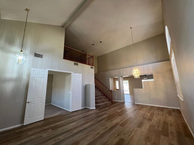 Building Photo - 4 Bedroom with Bedroom Downstairs, Pool, O...