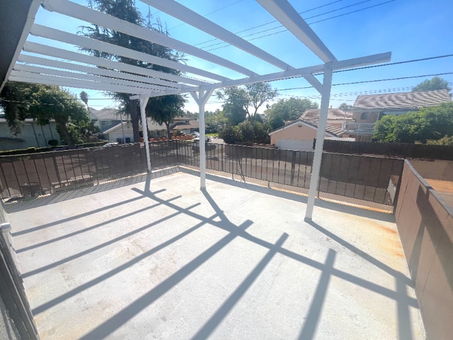 Building Photo - 587 Silverwood Ave