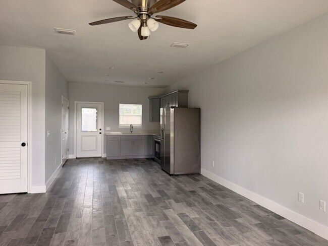 Building Photo - Orlando Rd Duplexes