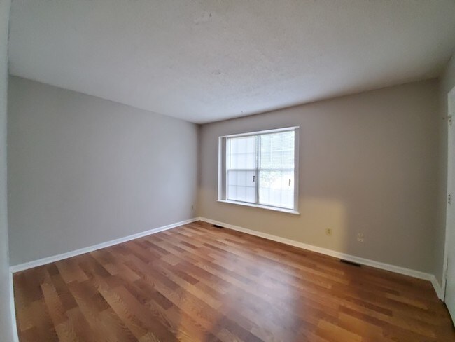 Foto del edificio - 4040 Briarhill Dr