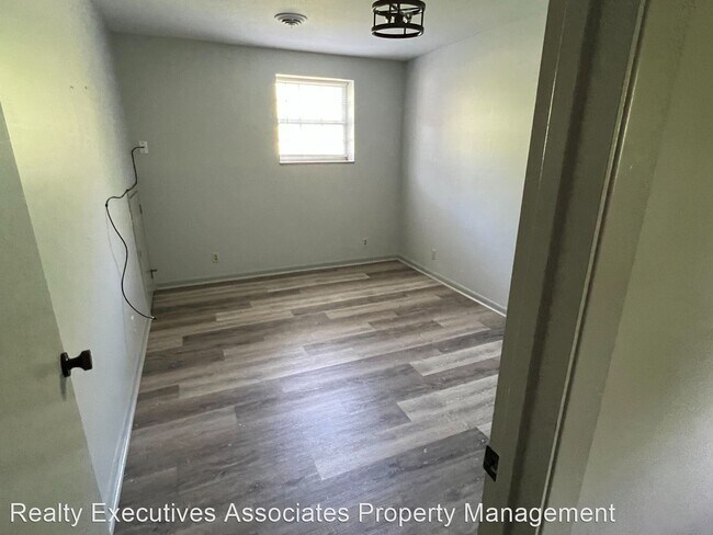 Building Photo - 5 br, 3 bath House - 1243 Laurel Road