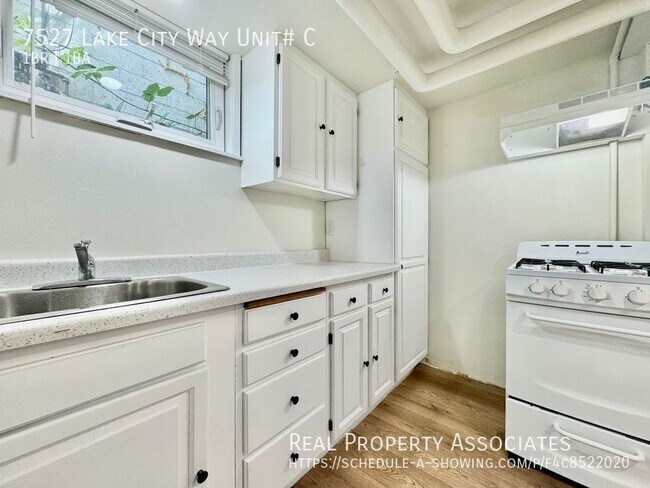 Foto del edificio - 7527 Lake City Way NE