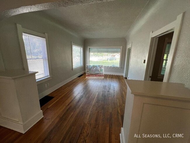 Building Photo - 902 S Cascade Ave