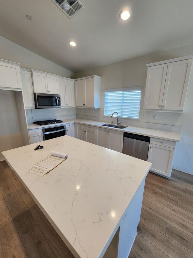 Foto del edificio - Newer 4 Bed / 3 bath Home MOVE-IN NOW SPECIAL!