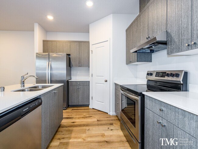 Foto del edificio - Centrally Located Townhome with Attached G...