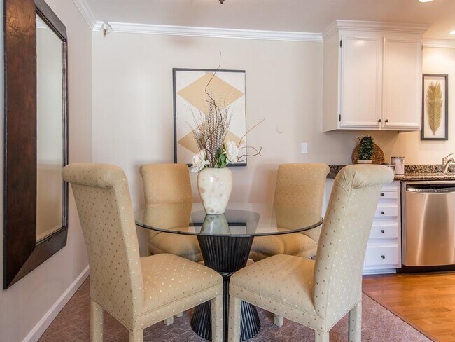 Foto del edificio - Heart of downtown Los Altos, walk to everything, in a quiet top floor location.