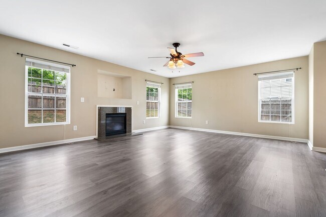 Foto del edificio - Beautiful 3BR Home with Fenced in Yard & 2-Car Garage in Raleigh