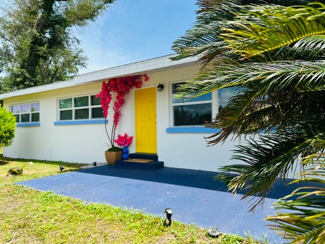 Building Photo - 4936 S Lakewood Dr