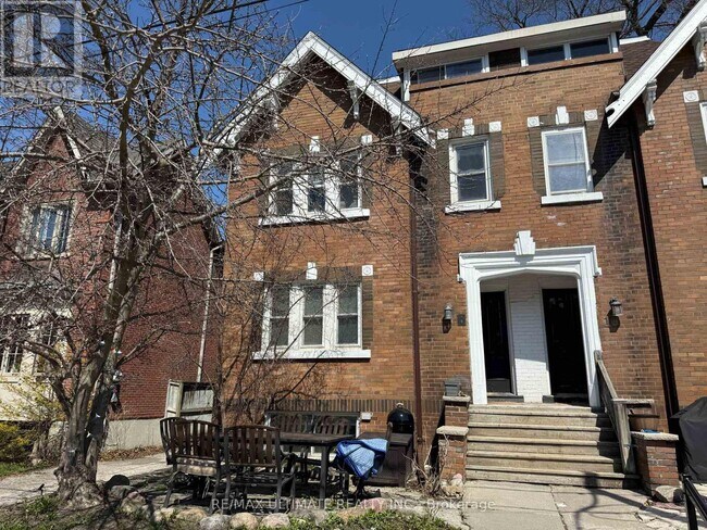 Photo du bâtiment - 8 Avion Ave