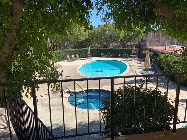 Pool and Jacuzzi - 2385 Roscomare Rd