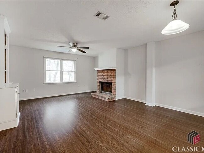 Building Photo - 207 Highland Park Dr