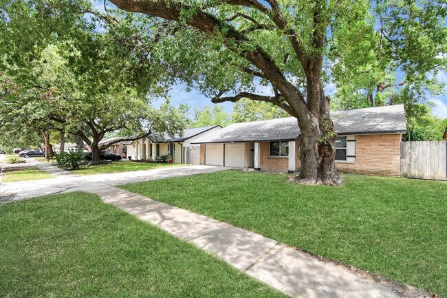 Building Photo - 6002 Dellfern Dr
