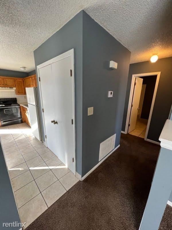 Building Photo - 2 br, 1 bath Townhome - 300 Sky Vue Dr