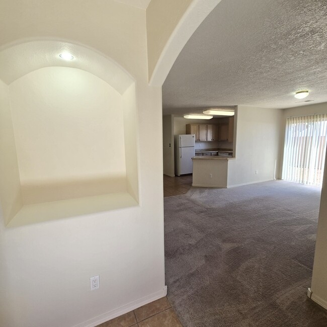 Building Photo - NW Albuquerque Town Home