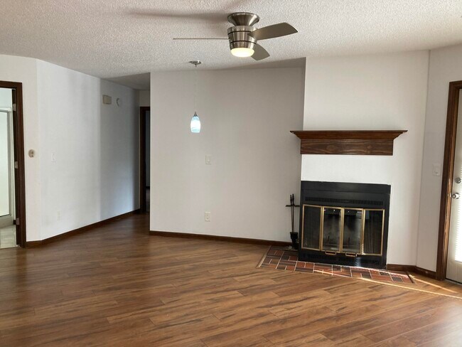 Building Photo - 303 Park De Ville Pl