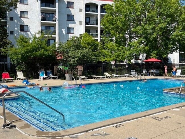 Building Photo - 450 Plum Creek Dr