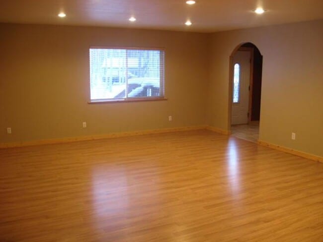 Building Photo - 855 Highlander Dr