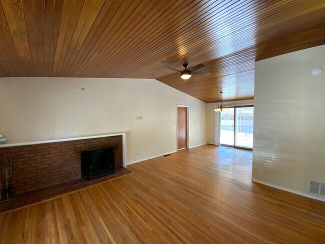Foto del edificio - 3 Bedroom Single Story Home Available Near...