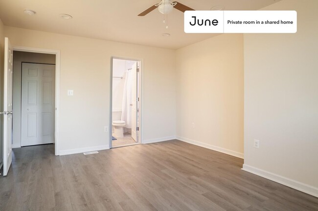 Foto del edificio - Private bedroom in 4 bed/3.5 bath Home