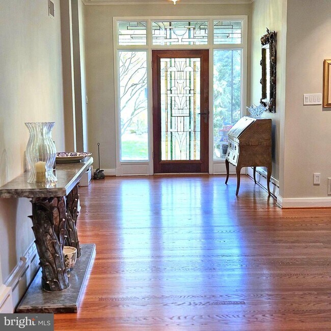 Foto del edificio - 6623 Radnor Rd