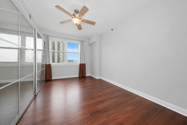 Building Photo - 5 E 14th Pl