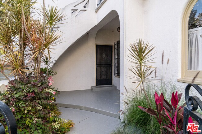 Building Photo - 1211 S Hayworth Ave
