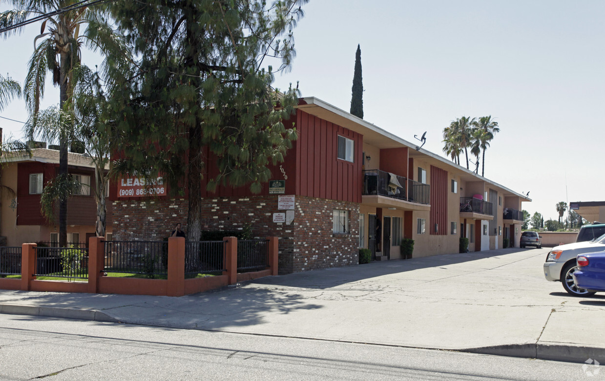 Primary Photo - Victoria Apartments