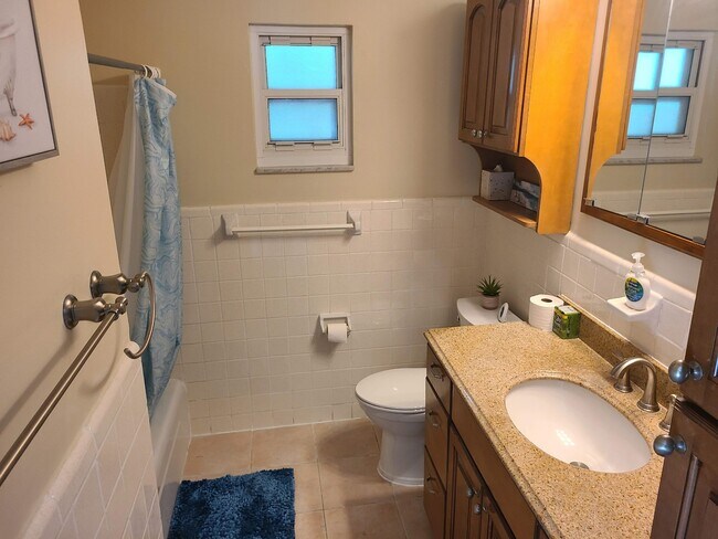 Foto del edificio - 1735 Bahama Dr