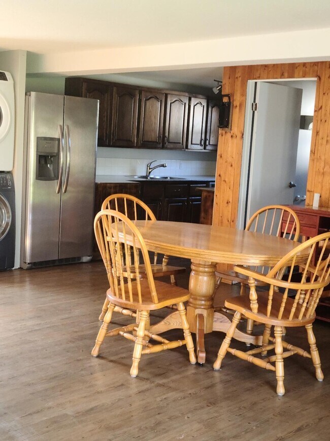 Photo du bâtiment - 2 Bed 1 Bath Unit in Sylvan Lake, AB