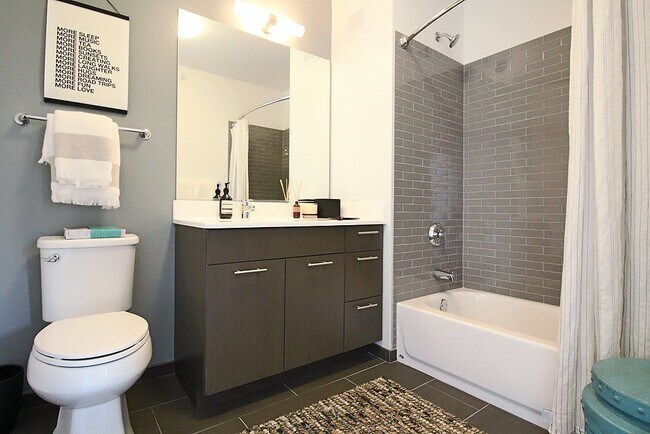 Photo - 613 N Wells St Apartment